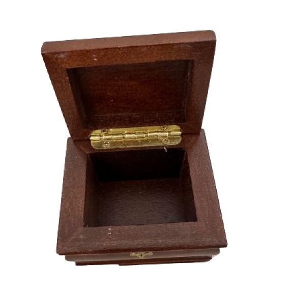 Pleasant Company Tea Caddy for American Girl 18” Felicity (doll not included) - Picture 3 of 4